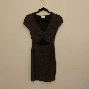 Vestido corto negro brilla te en dorado talla M abertura en la parte del frente